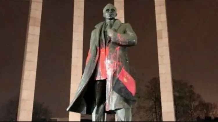 Облившему краской памятник Бандере во Львове студенту вынесли приговор