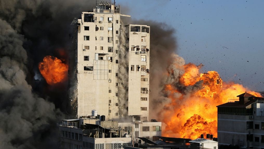 Война Израиля с ХАМАСом: ракетами разбита башня "Аш-Шурук" в секторе Газа