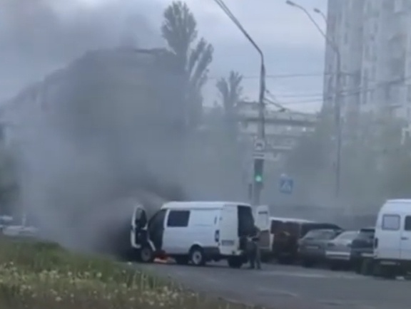 Возле станции метро в Киеве загорелся автомобиль