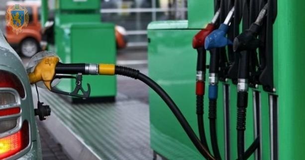 Цена бензина продолжает удивлять: сколько стоит топливо на АЗС