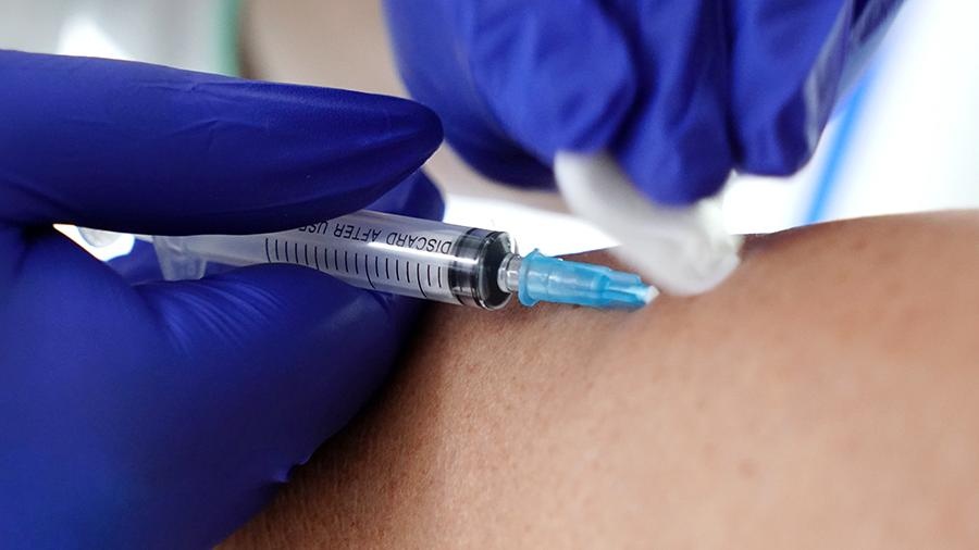 Прививку от коронавируса за сутки сделали 21 587 украинцев