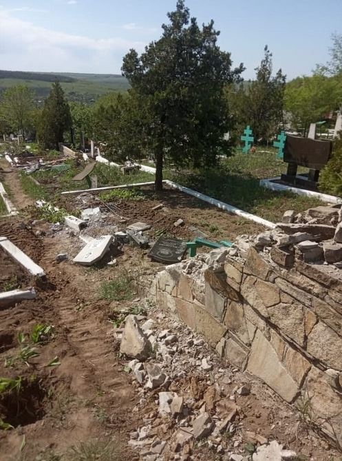 танком уничтожили кладбище