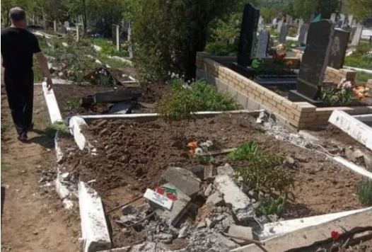 "ЛНРовцы" танком уничтожили кладбище на Донбассе