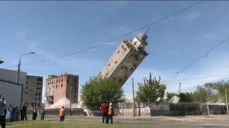 В Харькове подорвали башню старого элеватора