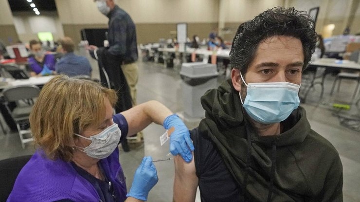 В США для вакцинированных граждан отменена дистанция и маски 