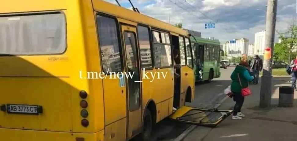 В Киеве у маршрутки неожиданно полностью выпали передние двери