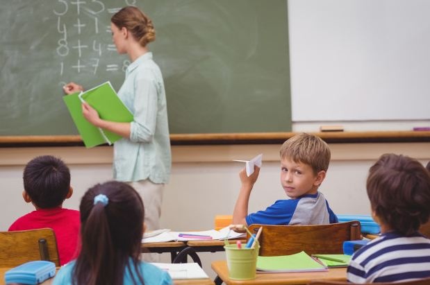 Школьный скандал: учитель заставляла ребенка есть бумагу