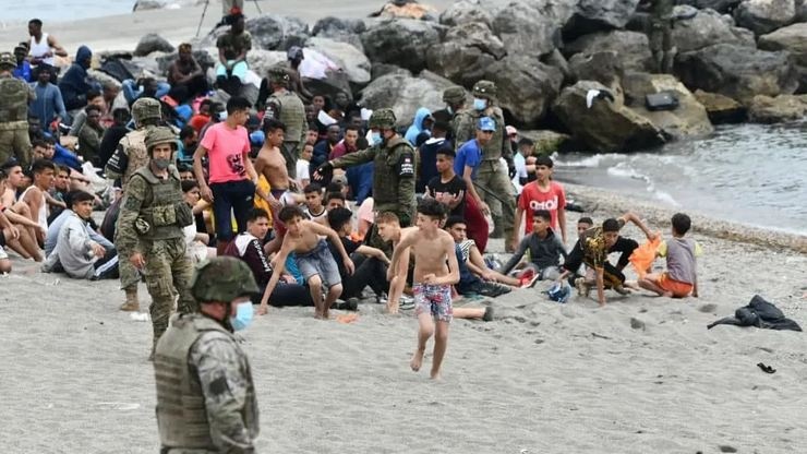 На Испанию обрушился рекордный поток беженцев: тысячи людей армия отправляет назад