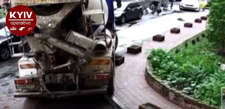 В Киеве водитель бетоновоза решил раздавить клумбы на тротуаре