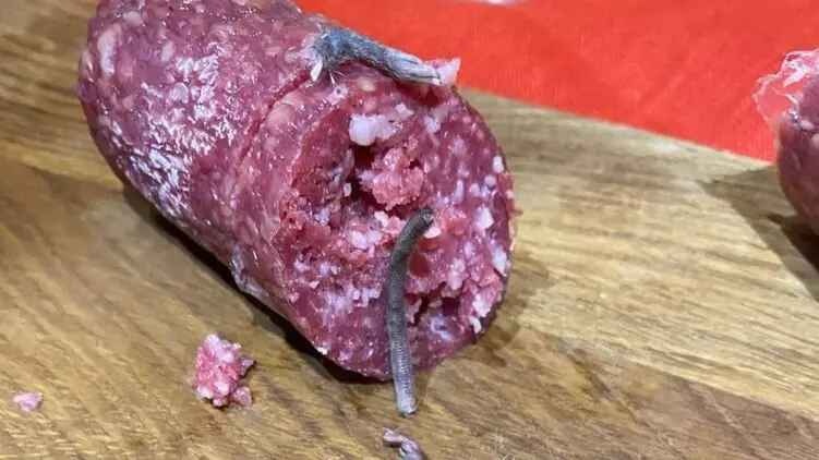 В Житомире покупатель приобрел колбасу с частями крысы внутри