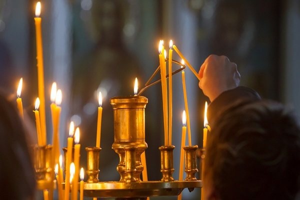 Зачем в храмах ставят свечи за здравие врага