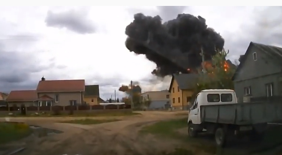 Момент падения военного самолета в Беларуси попал на видео
