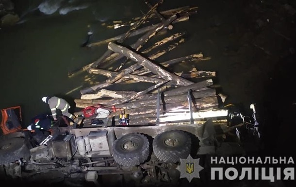 На Прикарпатье грузовик упал в реку с моста, есть жертвы