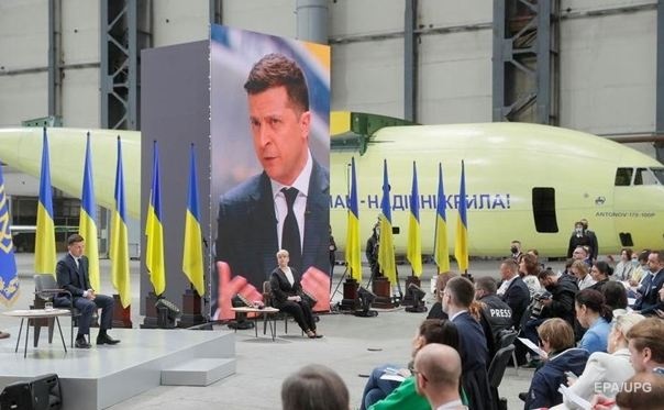 Зеленский нашел способ удержать украинцев, желающих выехать за границу