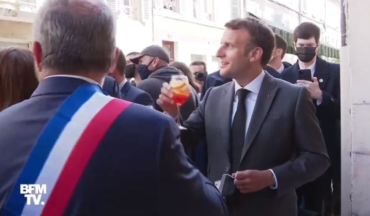 "Будьмо!" - Макрон под украинский тост открыл рестораные террасы в Париже