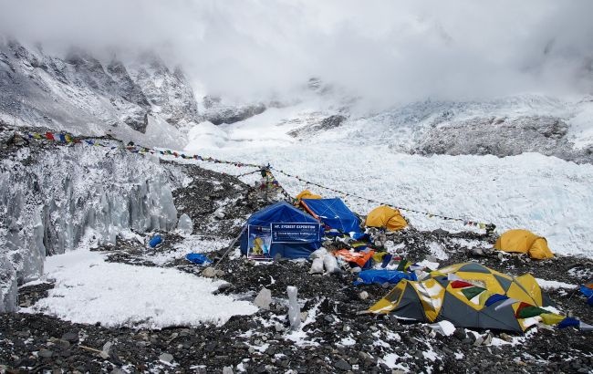 Массовая вспышка коронавируса на Эвересте: десятки альпинистов заболели