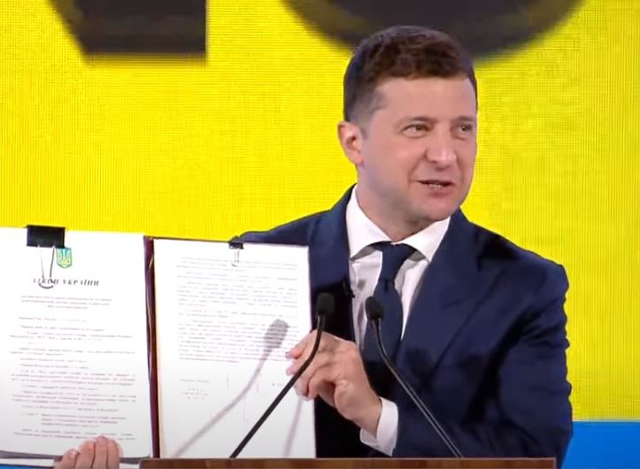 Зеленский прямо на форуме "Украина 30" подписал важный земельный закон
