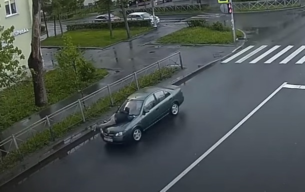 Женщина провезла мужчину на капоте машины восемь километров: видео необычной поездки