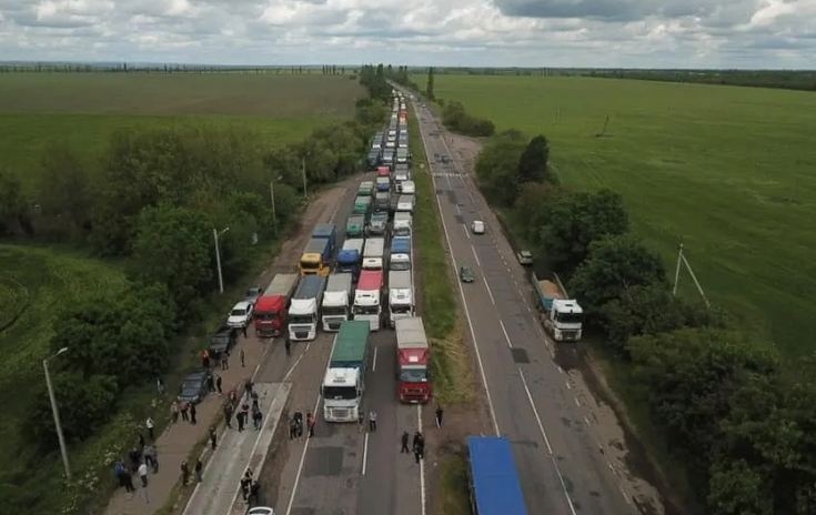Дальнобойщики перекрыли автодорогу Николаев-Благовещенское