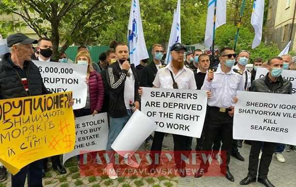В Киеве моряки у посольства США устроили акцию