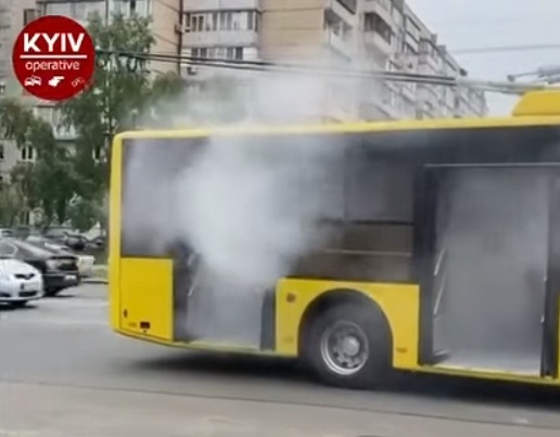 В Киеве в троллейбус с пассажирами кинули бутылку с бензином, начался пожар