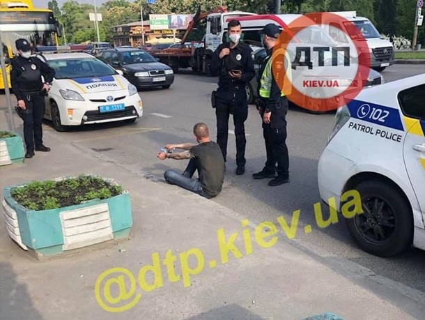 В Киеве задержанный пытался принять наркотики прямо в полицейском авто