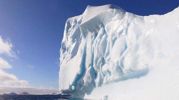 В пять раз больше Киева: от Антарктиды откололся огромный айсберг
