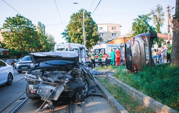 В Днепре столкнулись два внедорожника, погиб водитель