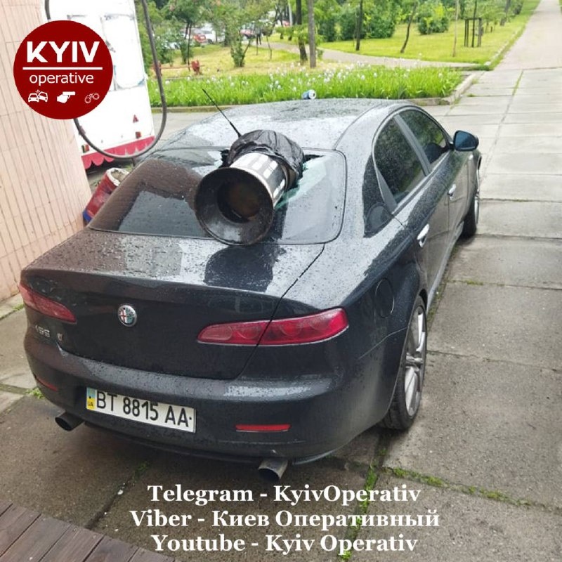 В Киеве на Оболони неизвестные повредили припаркованные автомобили