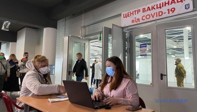 В Украине открылись первые центры вакцинации против коронавируса: как проходит процедура прививки