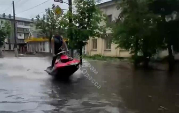 Дожди и ливни в Украине: экстремалы нашли способ повеселиться прямо на улицах