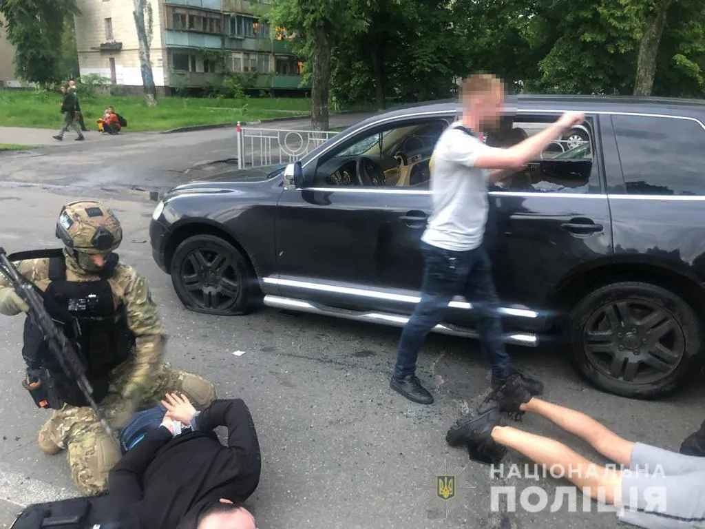 Требовали выплатить несуществующий долг: в Киеве задержали банду вымогателей