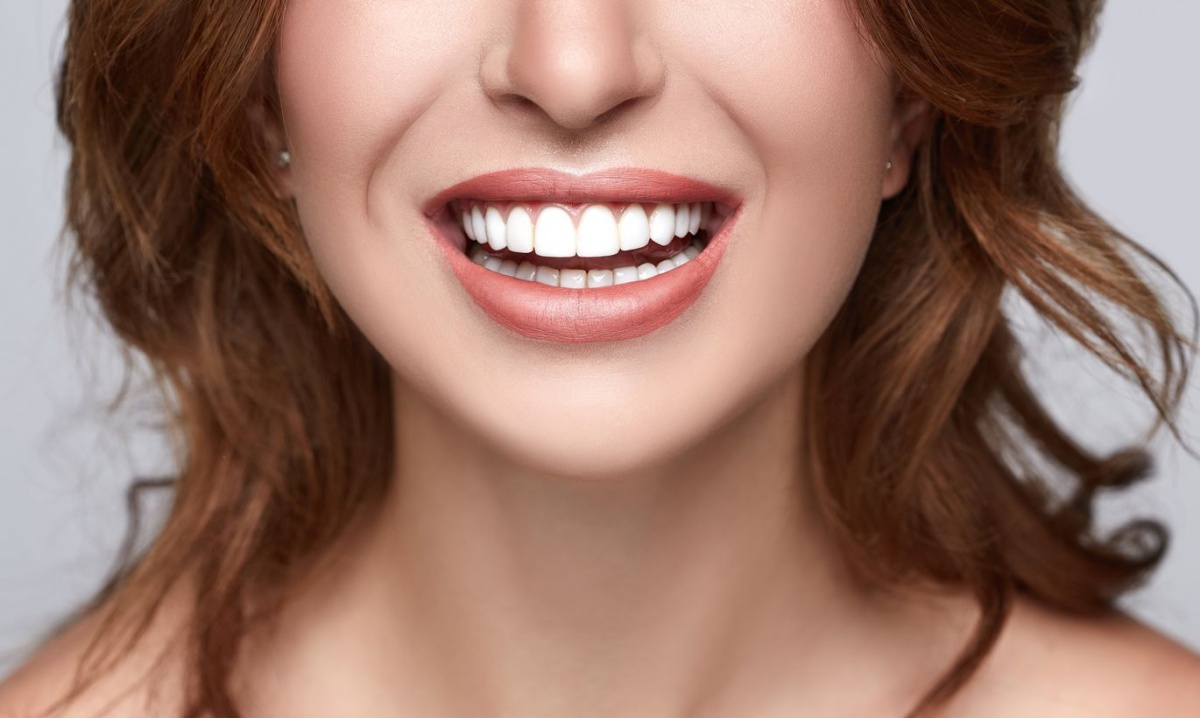 Почему желтеют зубы: названы пять причин