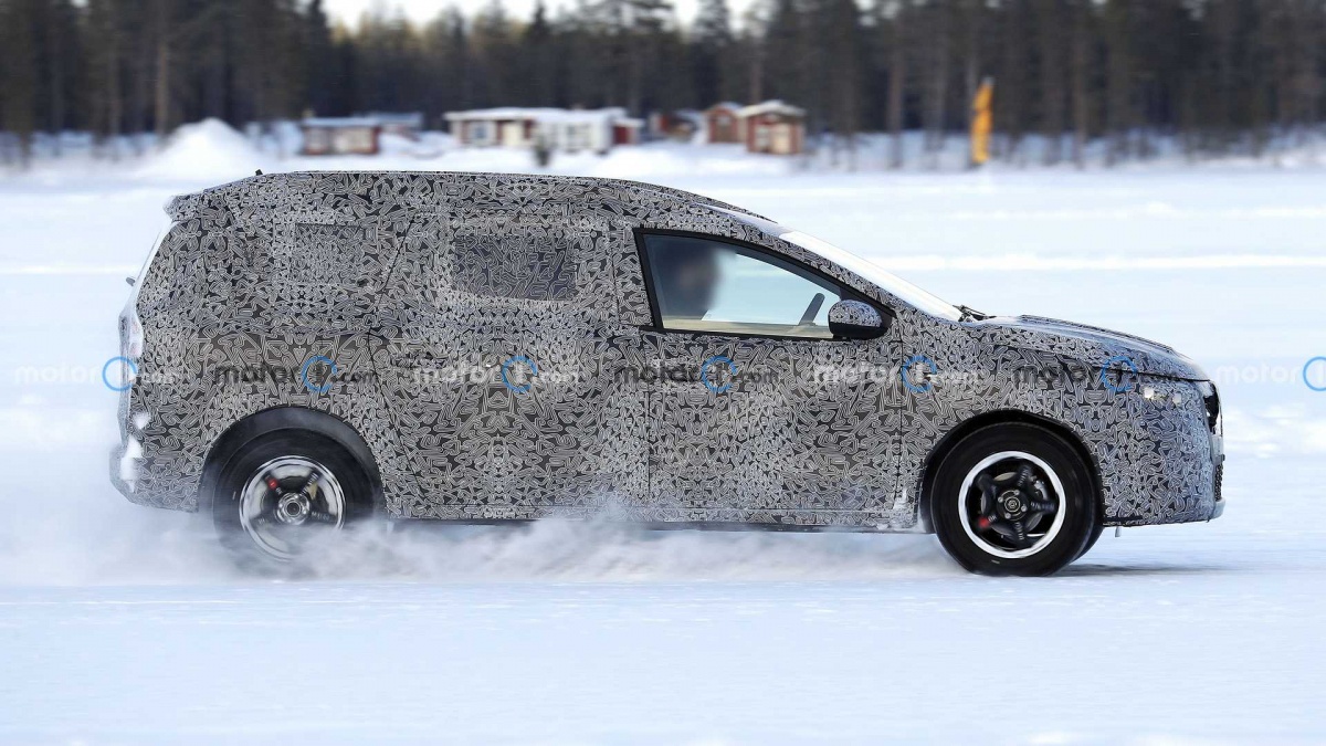 Во время тестов фотошпионы сумели запечатлеть новый бюджетный универсал Dacia Logan