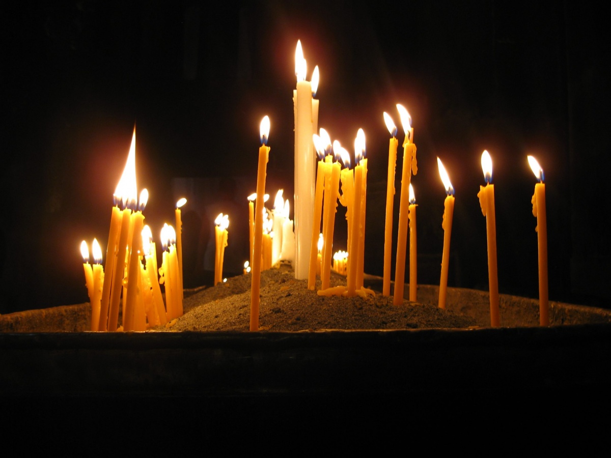 Что означает, если "заплакала" церковная поминальная свеча