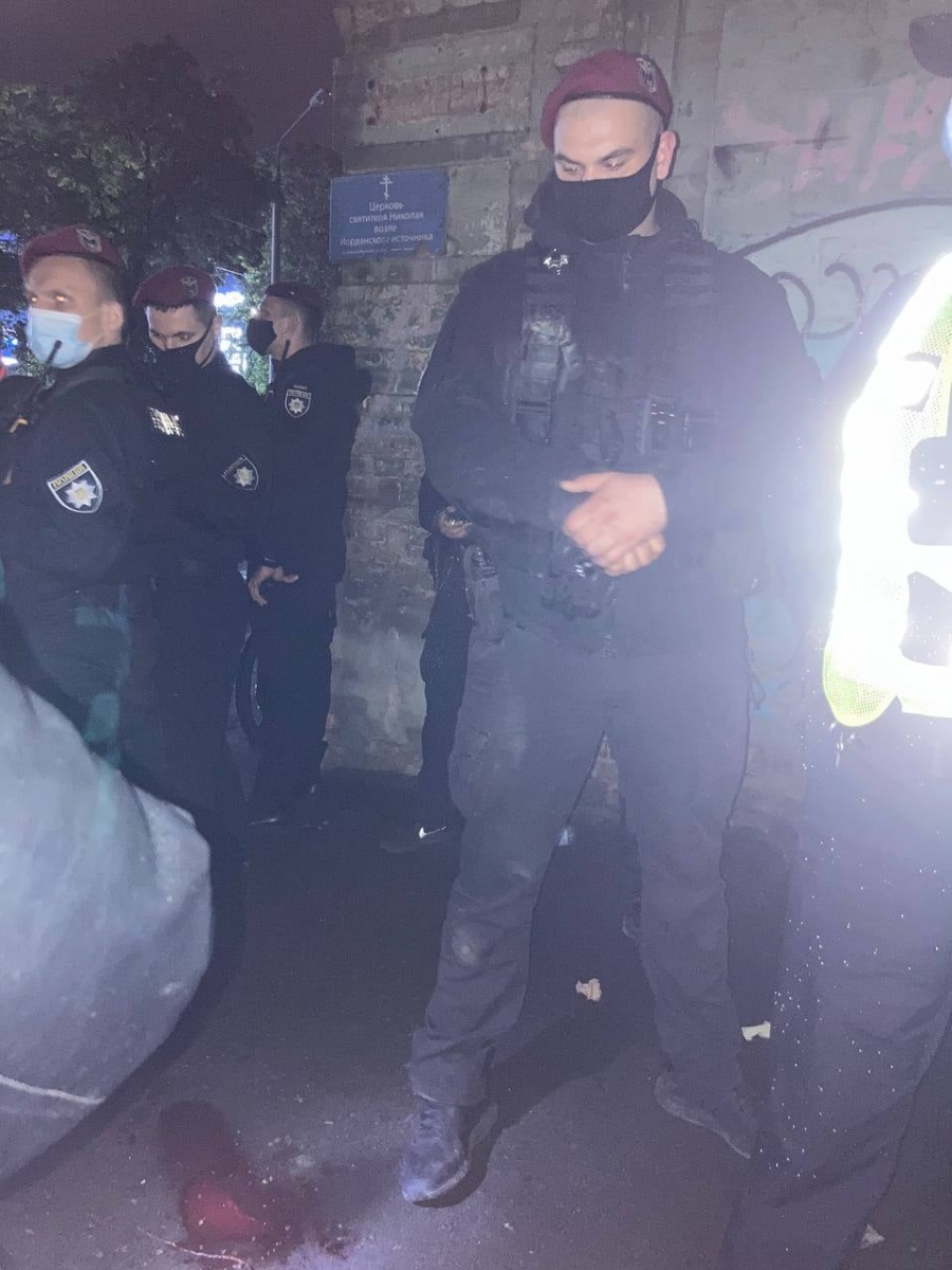 Просто мимо проходил: в Киеве полицейские избили и несколько часов держали в наручниках художника