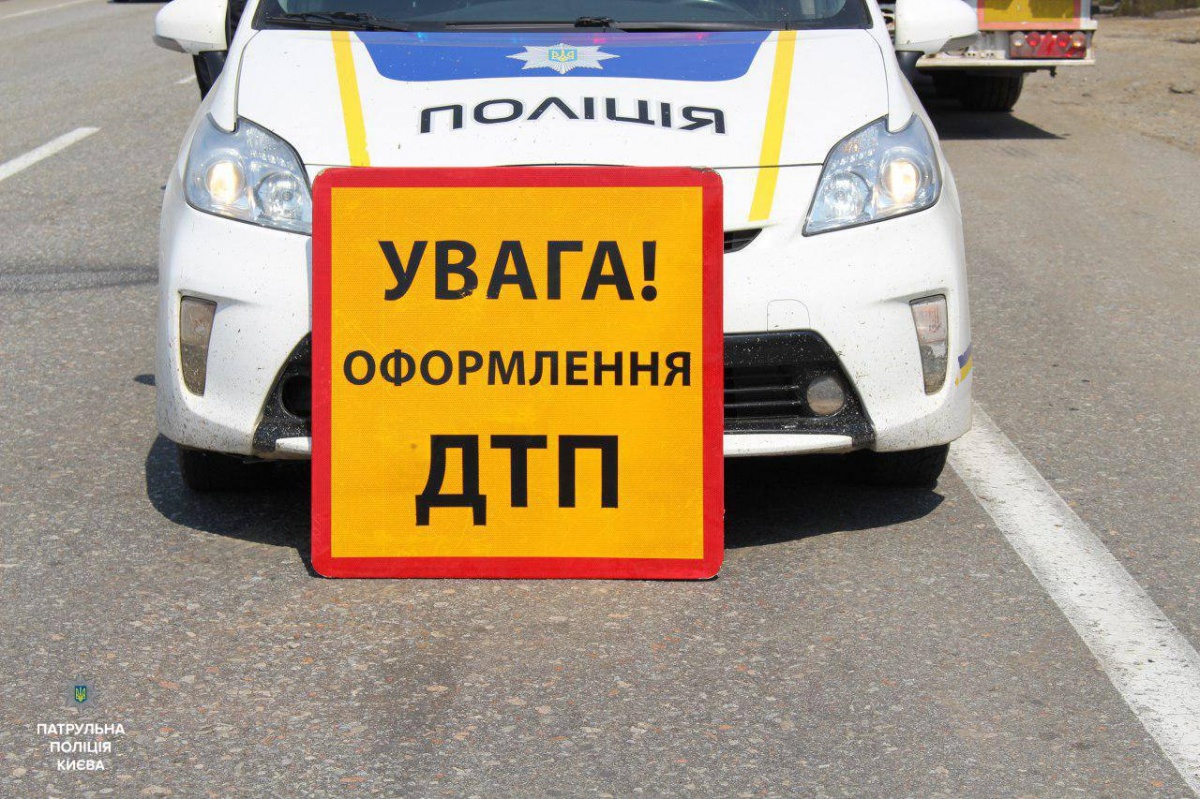 В Киеве в ДТП водитель вылетел через стекло и пролетел примерно 10 метров