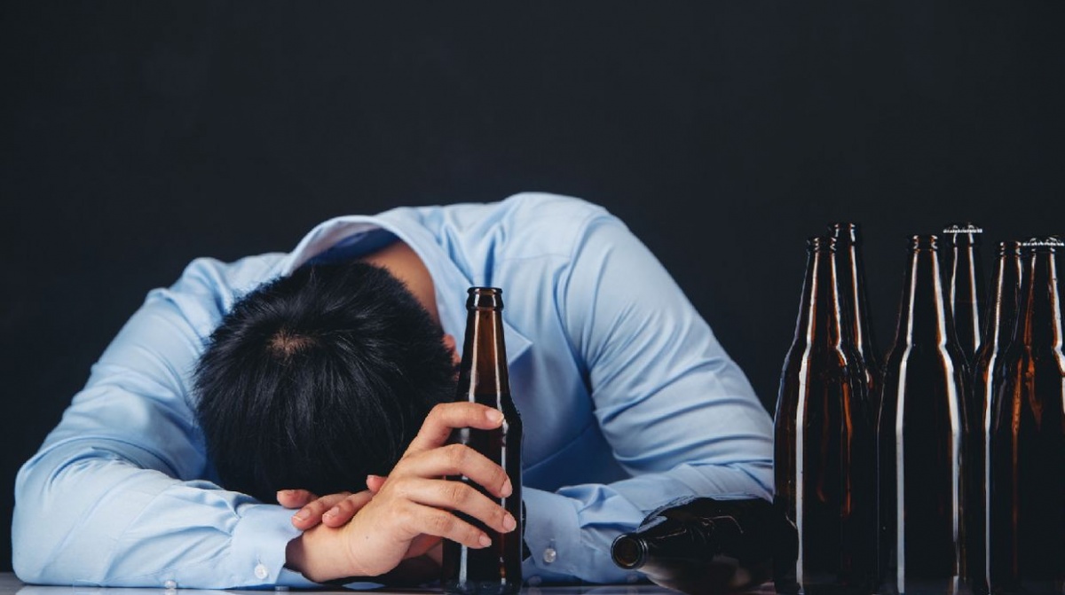 Малозаметные и неочевидные: врачи назвали признаки алкоголизма