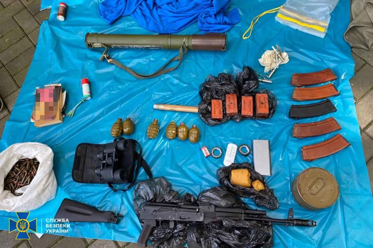 В Киеве обнаружили подземный склад оружия и боеприпасов