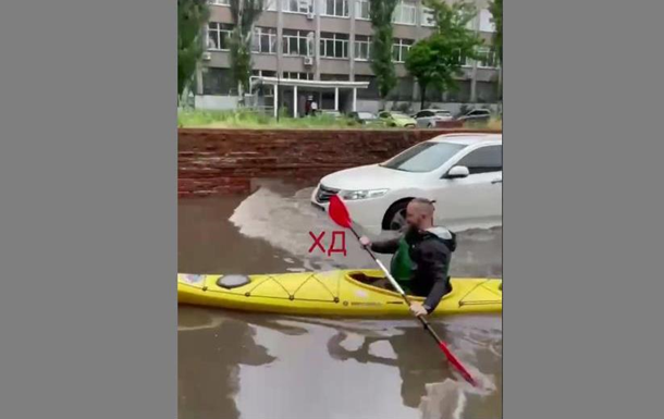 Дождь в Днепре: горожане пересели в лодки