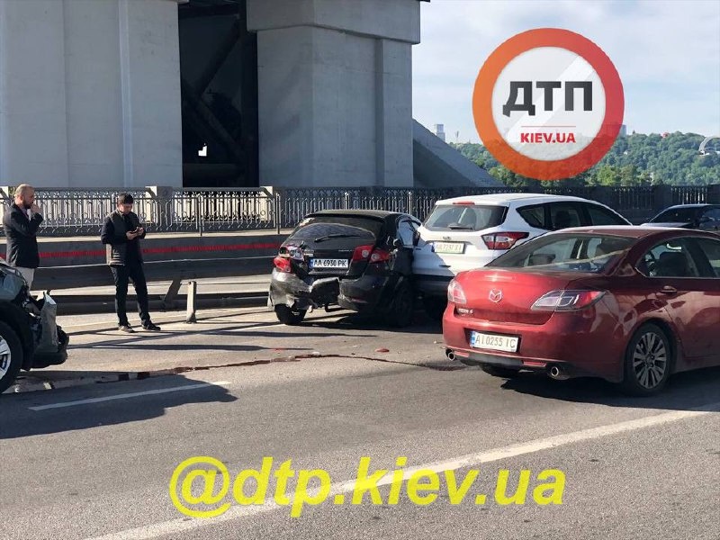 Масштабное ДТП в Киеве: машина после удара влетела в отбойник