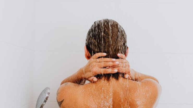 Медики объяснили, почему вредно часто принимать горячий душ