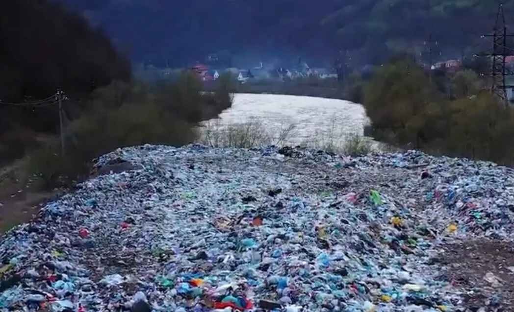 Река мусора: украинцы превратили Тису в полигон отходов
