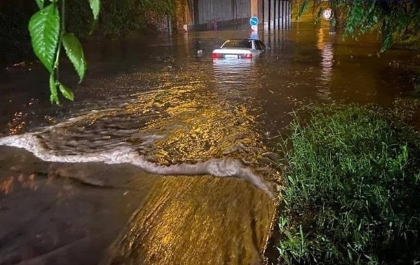В Мариуполе ночной ливень затопил десятки улиц
