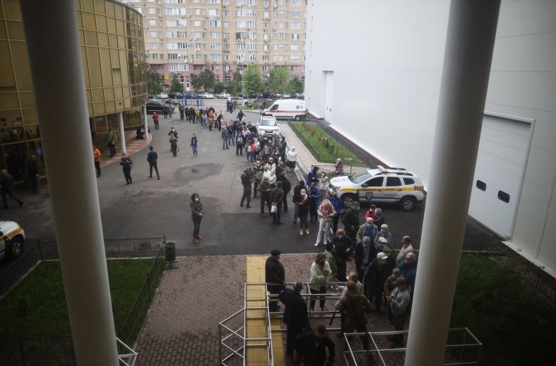 В киевском центре вакцинации людей рвзворачивают домой: подробности