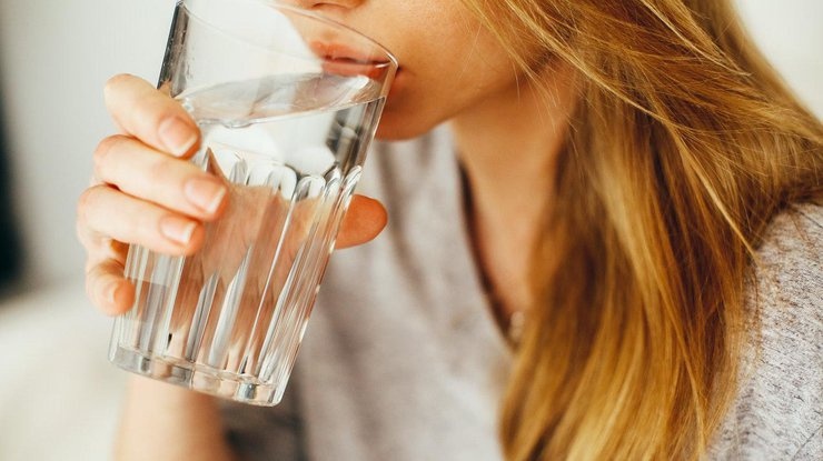 Медики рассказали, сколько воды надо пить в разном возрасте