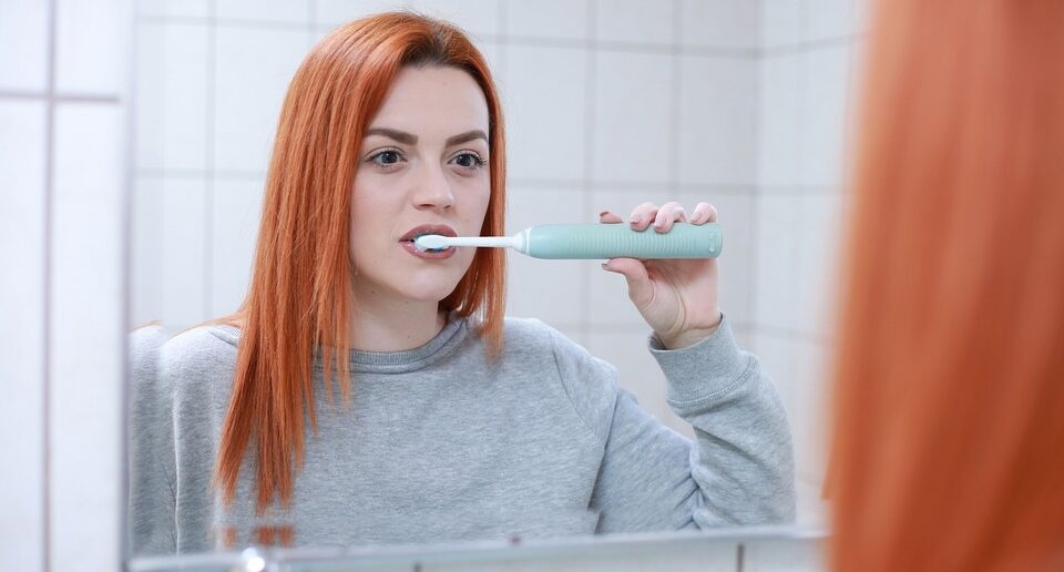 Чистить зубы сразу после еды опасно: объяснение стоматолога