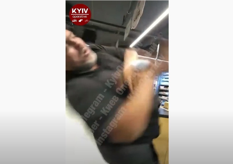 Драка в киевском супермаркете: пьяных покупателей избили прямо в торговом зале