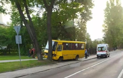 Во Львове неуправляемая маршрутка врезалась в дерево: много пострадавших