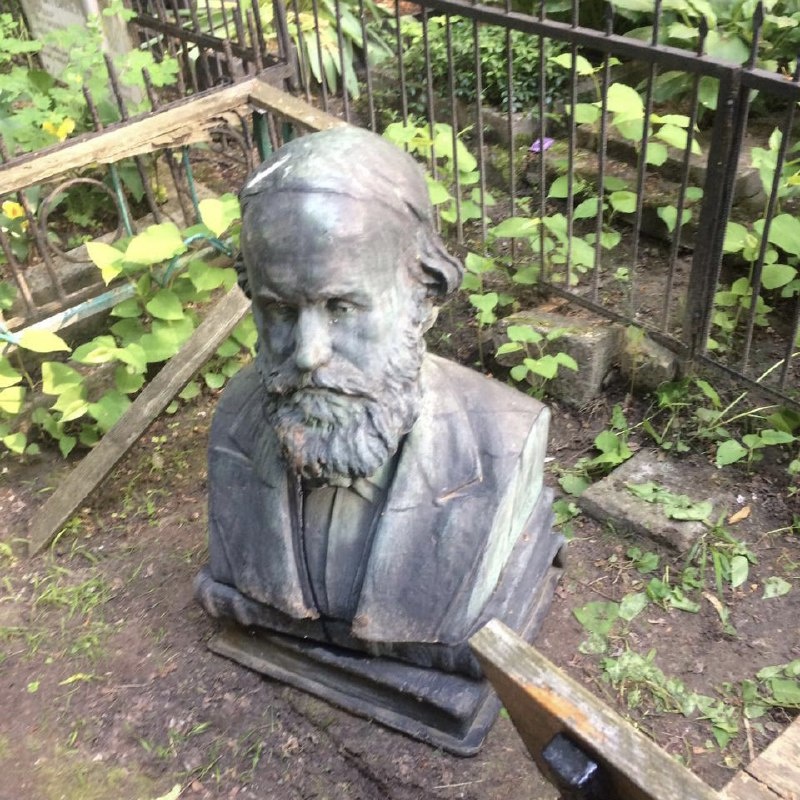 В Киеве "охотники за металлом" разгромили могилу знаменитого ученого